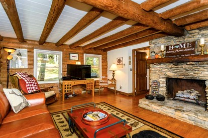 Secluded Log Cabin Rental with Private Hot Tub near Asheville, North Carolina - Hendersonville, North Carolina - glamping.directory