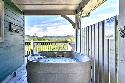 Stunning Cabin with Indoor Pool and Hot-tub in Pigeon Forge, Tennessee - Pigeon Forge, Tennessee - glamping.directory