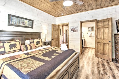 Stunning Cabin with Indoor Pool and Hot-tub in Pigeon Forge, Tennessee - Pigeon Forge, Tennessee - glamping.directory