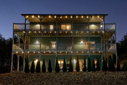 Stunning Cabin with Indoor Pool and Hot-tub in Pigeon Forge, Tennessee - Pigeon Forge, Tennessee - glamping.directory