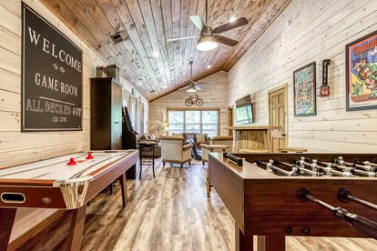 Stunning Cabin with Indoor Pool and Hot-tub in Pigeon Forge, Tennessee - Pigeon Forge, Tennessee - glamping.directory