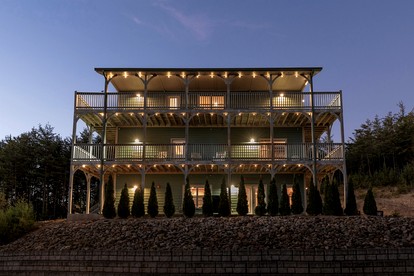 Stunning Cabin with Indoor Pool and Hot-tub in Pigeon Forge, Tennessee - Pigeon Forge, Tennessee - glamping.directory