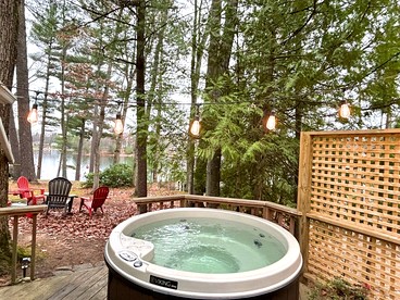 Charming Lakefront Cabin with Hot Tub and Beach Access near Traverse City, Michigan - Traverse City, Michigan - glamping.directory
