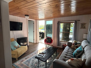 Charming Lakefront Cabin with Hot Tub and Beach Access near Traverse City, Michigan - Traverse City, Michigan - glamping.directory