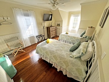 Beautiful Cozy Cabin in Saunderstown, Rhode Island - Jamestown, Rhode Island - glamping.directory
