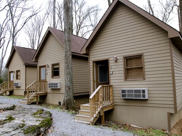 Family-Friendly Cabin Getaway with a Fire Pit near Nashville, Tennessee - glamping.directory
