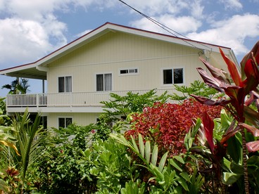 Snug Hillside Vacation Rental at 1,600-Foot Altitude Overlooking the Kona Coast, Hawaii - glamping.directory