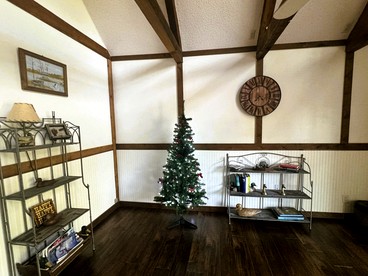 Riverfront Cabin with Deck and Rustic Charm in Arkansas - Hot Springs, Arkansas - glamping.directory