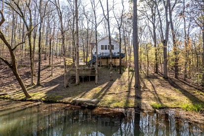 Riverfront Cabin with Deck and Rustic Charm in Arkansas - Hot Springs, Arkansas - glamping.directory