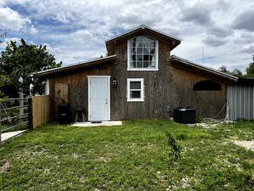 Delightful Lofted Tiny Barn with Cozy Interior and Spacious Backyard in Florida - glamping.directory