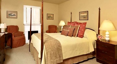 Cozy Getaway Rental with Semi-Private Garden In Finger Lakes Region, New York - Canandaigua, New York - glamping.directory