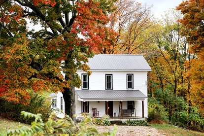 1800s Farmhouse Cottage Rental on a 230 Acre Farm in Muskingum County, Ohio - Frazeysburg, Ohio - glamping.directory