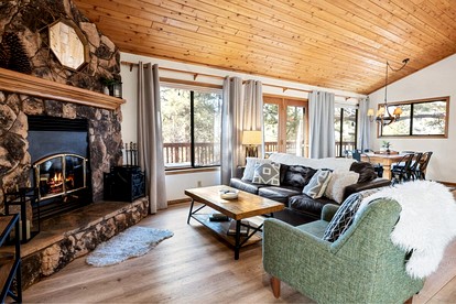 Charming Cabin with Outdoor Jacuzzi, Spa Bath and Game Room in California - Big Bear, California - glamping.directory