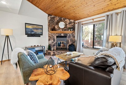 Charming Cabin with Outdoor Jacuzzi, Spa Bath and Game Room in California - Big Bear, California - glamping.directory