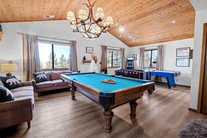 Charming Cabin with Outdoor Jacuzzi, Spa Bath and Game Room in California - Big Bear, California - glamping.directory