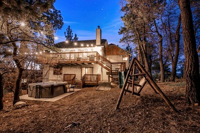 Charming Cabin with Outdoor Jacuzzi, Spa Bath and Game Room in California - glamping.directory