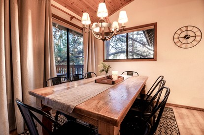 Charming Cabin with Outdoor Jacuzzi, Spa Bath and Game Room in California - Big Bear, California - glamping.directory