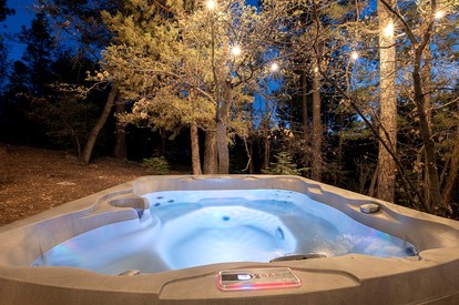 Charming Cabin with Outdoor Jacuzzi, Spa Bath and Game Room in California - Big Bear, California - glamping.directory