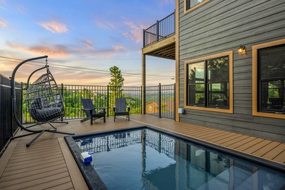 Mountain Retreat with Outdoor Pool, Jacuzzi and Views in Tennessee - Gatlinburg, Tennessee - glamping.directory