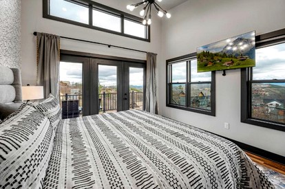 Mountain Retreat with Outdoor Pool, Jacuzzi and Views in Tennessee - Gatlinburg, Tennessee - glamping.directory