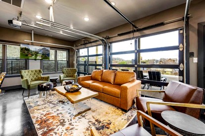 Mountain Retreat with Outdoor Pool, Jacuzzi and Views in Tennessee - Gatlinburg, Tennessee - glamping.directory