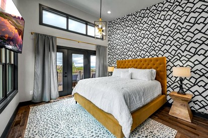Mountain Retreat with Outdoor Pool, Jacuzzi and Views in Tennessee - Gatlinburg, Tennessee - glamping.directory