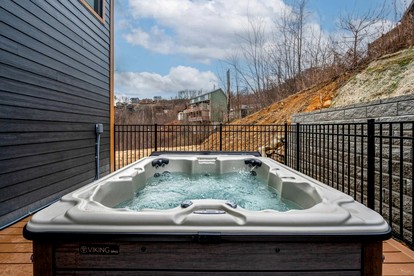 Mountain Retreat with Outdoor Pool, Jacuzzi and Views in Tennessee - Gatlinburg, Tennessee - glamping.directory