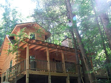 Secluded Log Cabin Getaway near Nantahala National Forest and Cheoah, North Carolina - Robbinsville, North Carolina - glamping.directory
