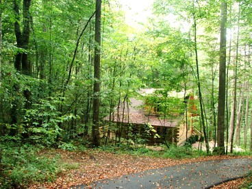 Secluded Log Cabin Getaway near Nantahala National Forest and Cheoah, North Carolina - Robbinsville, North Carolina - glamping.directory