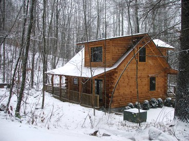 Secluded Log Cabin Getaway near Nantahala National Forest and Cheoah, North Carolina - Robbinsville, North Carolina - glamping.directory