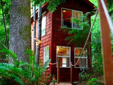 Idyllic Tree House Rental with a Cozy Fireplace in Snohomish, Washington - Snohomish, Washington - glamping.directory