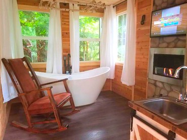 Idyllic Tree House Rental with a Cozy Fireplace in Snohomish, Washington - Snohomish, Washington - glamping.directory