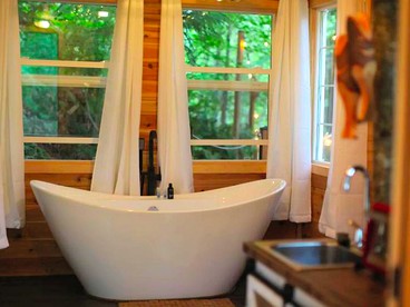 Idyllic Tree House Rental with a Cozy Fireplace in Snohomish, Washington - Snohomish, Washington - glamping.directory