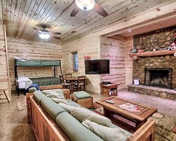 Luxuriously Equipped Lodge for Groups in Logan, Ohio - Logan, Ohio - glamping.directory