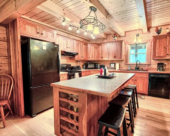 Luxuriously Equipped Lodge for Groups in Logan, Ohio - Logan, Ohio - glamping.directory