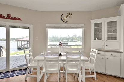 Lighthouse Views & Lake Vibes – 4BR Retreat in Livingston, TX - Livingston, Texas - glamping.directory