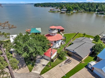 Lighthouse Views & Lake Vibes – 4BR Retreat in Livingston, TX - Livingston, Texas - glamping.directory