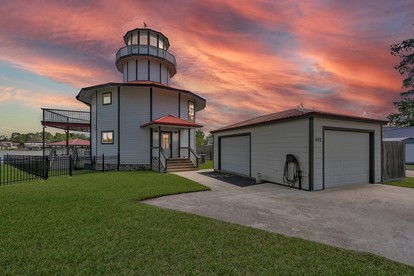 Lighthouse Views & Lake Vibes – 4BR Retreat in Livingston, TX - glamping.directory