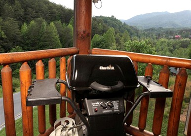 Lovely Family Log Cabin with a Game Room near Gatlinburg, Tennessee - Pigeon Forge, Tennessee - glamping.directory