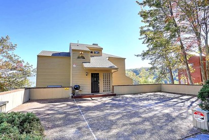 Picturesque Cottage Retreat with a Private Hot Tub near Gatlinburg, Tennessee - glamping.directory