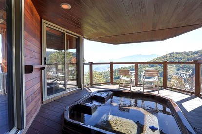Picturesque Cottage Retreat with a Private Hot Tub near Gatlinburg, Tennessee - Gatlinburg, Tennessee - glamping.directory