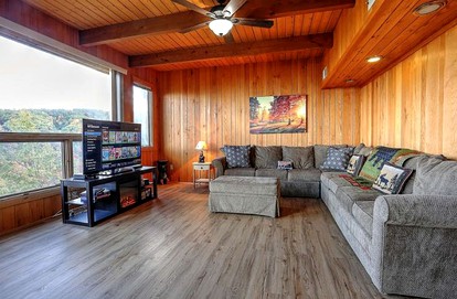 Picturesque Cottage Retreat with a Private Hot Tub near Gatlinburg, Tennessee - Gatlinburg, Tennessee - glamping.directory