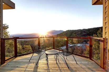 Picturesque Cottage Retreat with a Private Hot Tub near Gatlinburg, Tennessee - Gatlinburg, Tennessee - glamping.directory