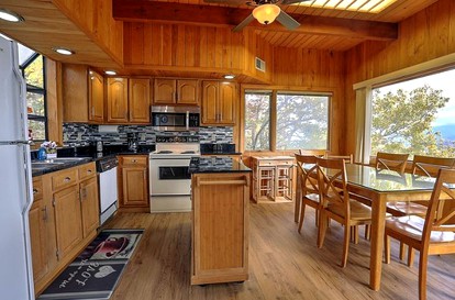 Picturesque Cottage Retreat with a Private Hot Tub near Gatlinburg, Tennessee - Gatlinburg, Tennessee - glamping.directory