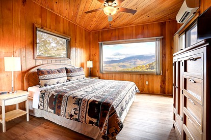 Picturesque Cottage Retreat with a Private Hot Tub near Gatlinburg, Tennessee - Gatlinburg, Tennessee - glamping.directory