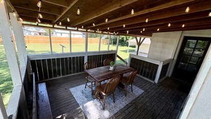 Charming Renovated Home with Spacious Yard near Downtown Siloam Springs, Arkansas - Siloam Springs, Arkansas - glamping.directory