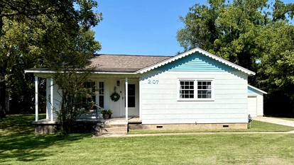 Charming Renovated Home with Spacious Yard near Downtown Siloam Springs, Arkansas - glamping.directory