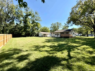 Charming Renovated Home with Spacious Yard near Downtown Siloam Springs, Arkansas - Siloam Springs, Arkansas - glamping.directory
