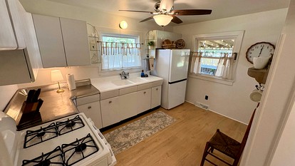 Charming Renovated Home with Spacious Yard near Downtown Siloam Springs, Arkansas - Siloam Springs, Arkansas - glamping.directory