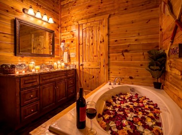Spacious Mountain Cabin Retreat with Theater, Hot Tub & Fire Pit in Sevierville, Tennessee - Sevierville, Tennessee - glamping.directory